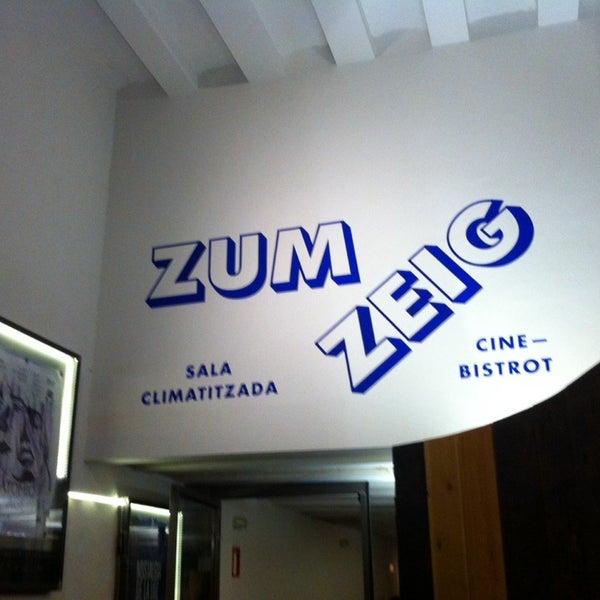 Foto scattata a Zumzeig Cinema da Carla C. il 10/2/2013