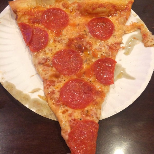 Снимок сделан в Solo Pizza NYC пользователем Vladie F. 5/3/2014