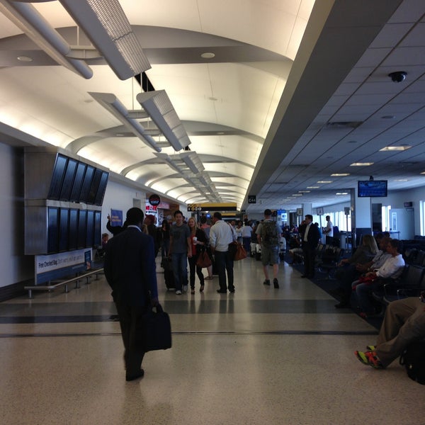5/28/2013にJeff T.がジョージ ブッシュ インターコンチネンタル空港 (IAH)で撮った写真