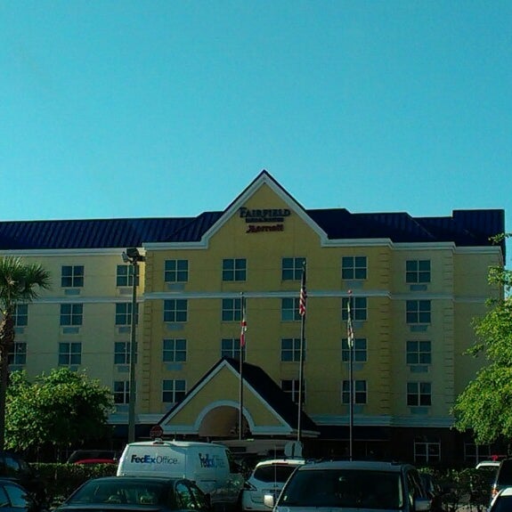Das Foto wurde bei Fairfield Inn &amp; Suites Orlando Lake Buena Vista von Helio B. am 4/10/2013 aufgenommen