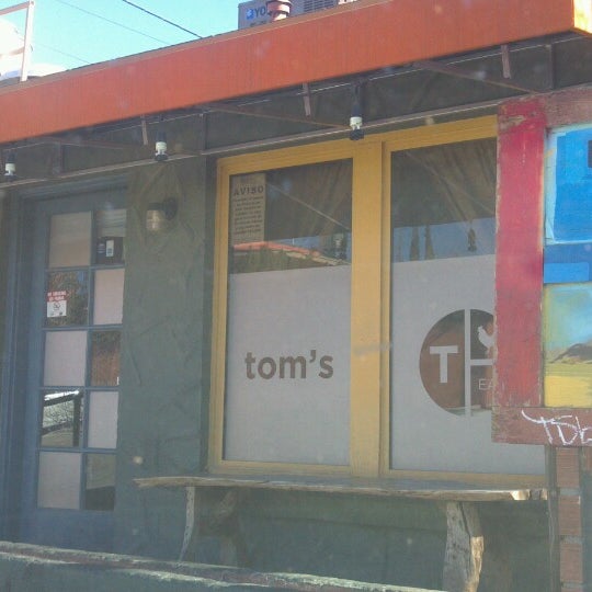 รูปภาพถ่ายที่ Tom&#39;s Folk Cafe โดย Outlaw Gillie 915 เมื่อ 1/11/2014