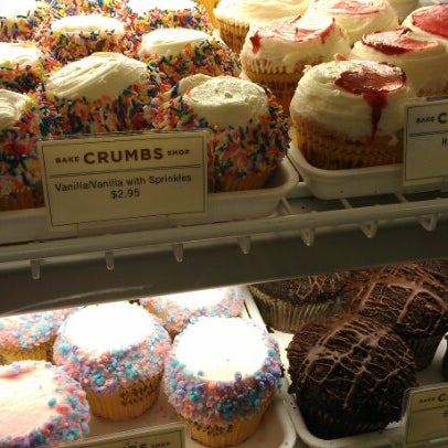 Foto scattata a Crumbs Bake Shop da Millie C. il 11/5/2012