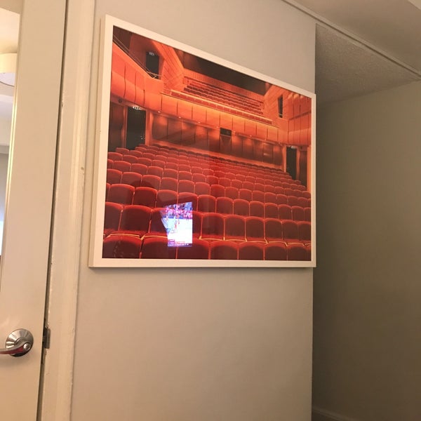 รูปภาพถ่ายที่ Paramount Hotel โดย Less R. เมื่อ 2/3/2018