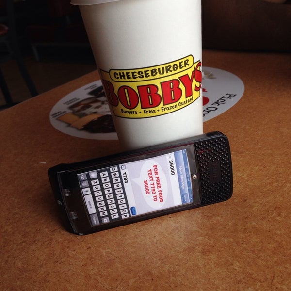รูปภาพถ่ายที่ Cheeseburger Bobby&#39;s โดย Sunshine ☀️⭐ D. เมื่อ 4/27/2014
