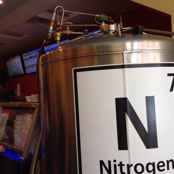 6/20/2015에 Liz F.님이 Sub Zero Nitrogen Ice Cream에서 찍은 사진