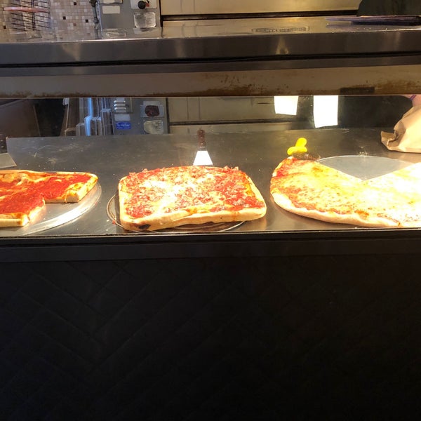3/14/2018 tarihinde Blancaziyaretçi tarafından Renaldi&#39;s Pizza'de çekilen fotoğraf