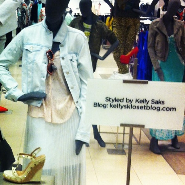 รูปภาพถ่ายที่ Saks Fifth Avenue โดย Kelly S. เมื่อ 3/28/2013