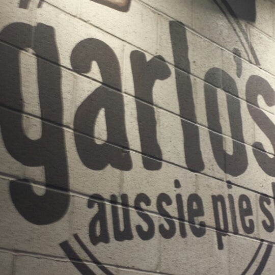 Das Foto wurde bei Garlo’s Aussie Pie Shop von Holly H. am 9/11/2014 aufgenommen