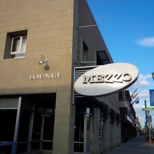Das Foto wurde bei Mezzo Restaurant &amp; Lounge von Mezzo Restaurant &amp; Lounge am 2/6/2015 aufgenommen