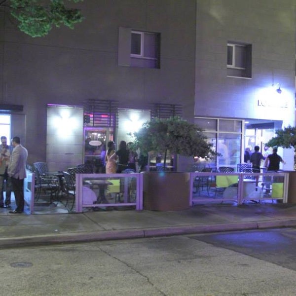 Foto tirada no(a) Mezzo Restaurant &amp; Lounge por Mezzo Restaurant &amp; Lounge em 2/6/2015