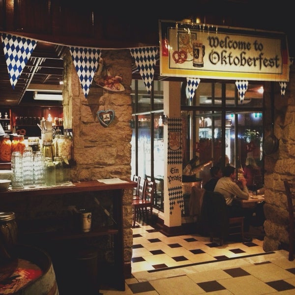 Foto diambil di Essen Restaurant &amp; Beer Cafe oleh deepwhite pada 9/27/2014
