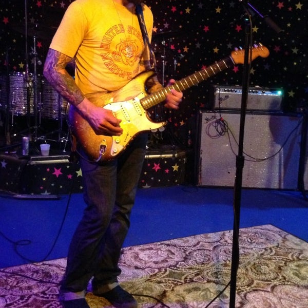2/24/2014 tarihinde Charlesziyaretçi tarafından Dan Electro&#39;s Guitar Bar'de çekilen fotoğraf