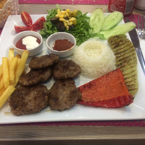 รูปภาพถ่ายที่ Köyüm Kasap &amp; Et Restaurant โดย Hacı B. เมื่อ 11/1/2015