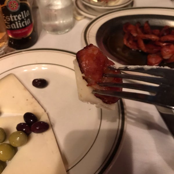 Das Foto wurde bei Sevilla Restaurant von Lizzy H. am 10/21/2018 aufgenommen