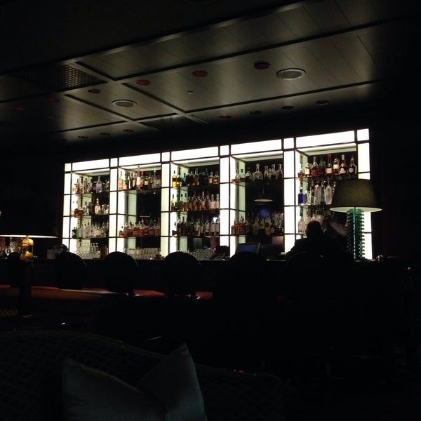Photo taken at The Bar at The Peninsula by Nigel A. on 3/31/2015