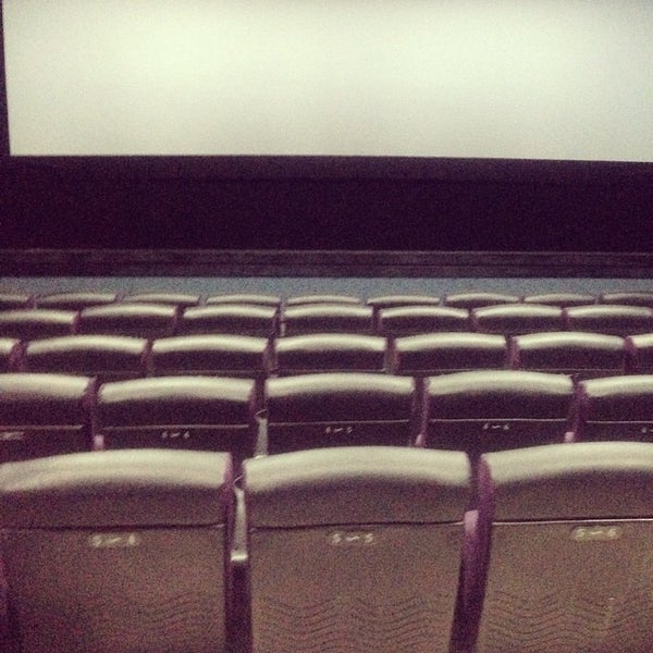 Кинотеатр фото. Кинотеатр. Киномакс волгоград зал 2. Cinema hall махачкала вип зал. Wonderful cinema.