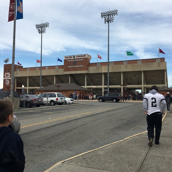 รูปภาพถ่ายที่ Salem Stadium โดย Katie เมื่อ 12/3/2016
