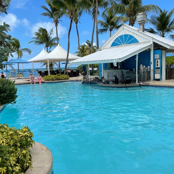 Foto diambil di Courtyard by Marriott Isla Verde Beach Resort oleh Arah C. pada 3/23/2021