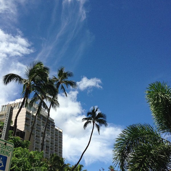 Foto tomada en Ambassador Hotel Waikiki  por Tomoyuki S. el 7/7/2013