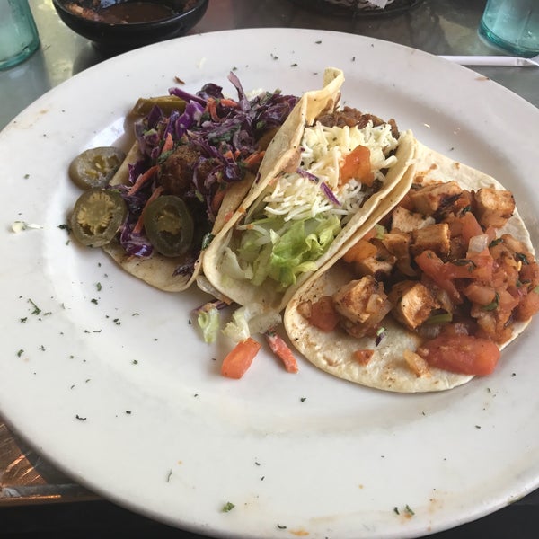 Das Foto wurde bei Tacos &amp; Tequilas Mexican Grill von A. L. am 4/25/2017 aufgenommen