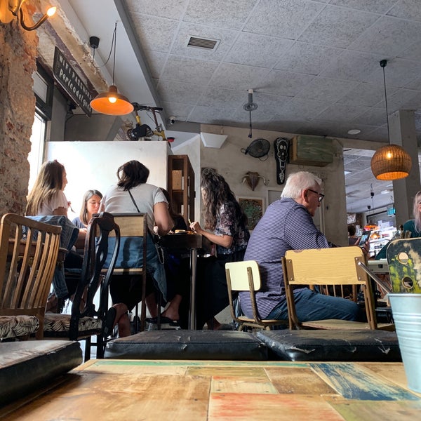 Foto diambil di La Bicicleta Café oleh Diego G. pada 5/1/2019