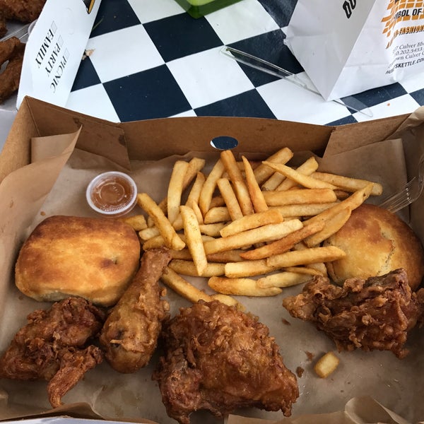 Photo taken at Honey&#39;s Kettle Fried Chicken by Shane G. on 7/13/2017