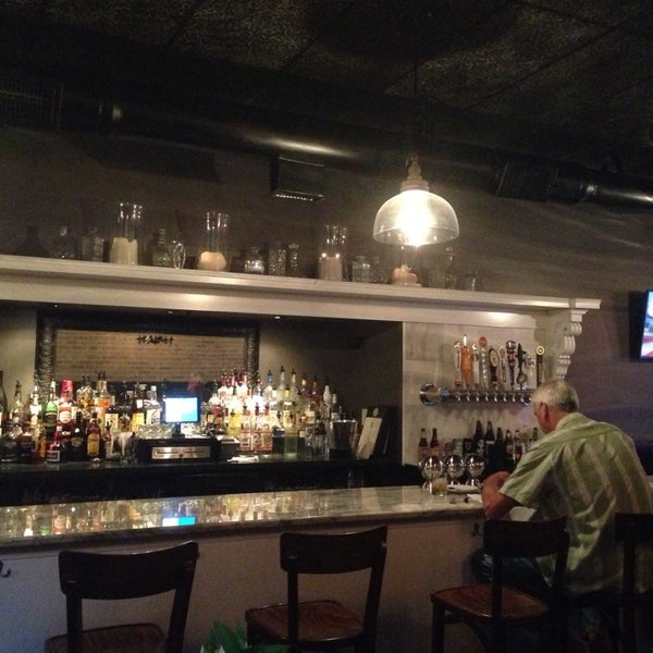 9/13/2014 tarihinde Lauren T.ziyaretçi tarafından Parlor Bar &amp; Kitchen'de çekilen fotoğraf