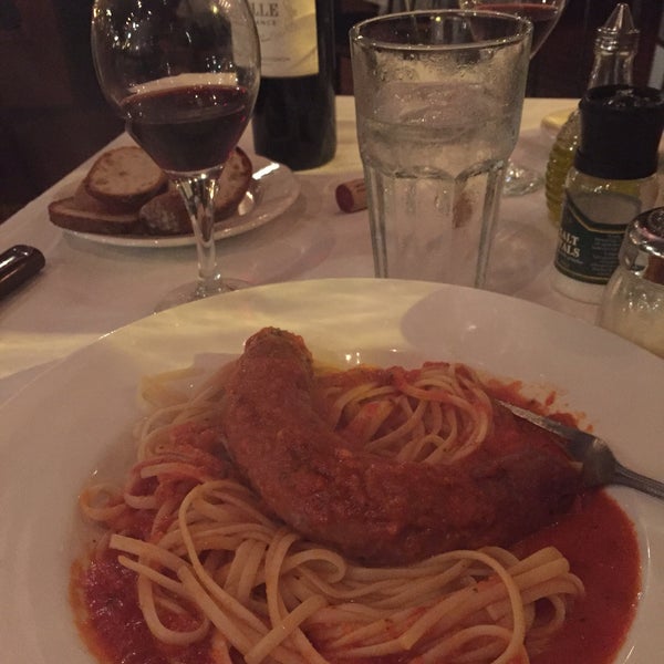 Снимок сделан в Sardella&#39;s Italian Restaurant пользователем Lauren T. 10/17/2016