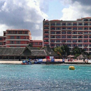 รูปภาพถ่ายที่ El Cozumeleño Beach Resort โดย Carlos P. เมื่อ 4/13/2013