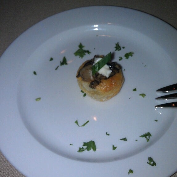 Foto tomada en Manhattan Steak &amp; Seafood  por Jim B. el 2/26/2013