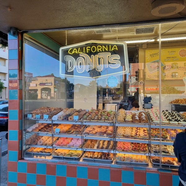 11/21/2021 tarihinde Jong C.ziyaretçi tarafından California Donuts'de çekilen fotoğraf
