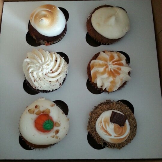 Снимок сделан в The Sweet Tooth - Cupcakery and Dessert Shop пользователем Jen S. 10/20/2012