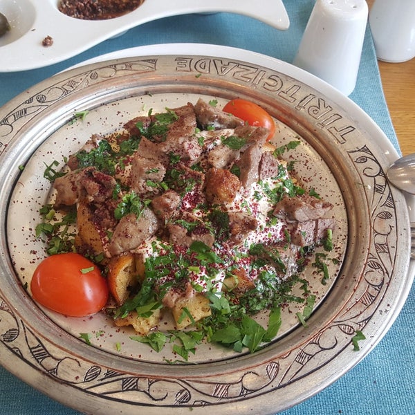 Das Foto wurde bei Tiritcizade Restoran Konya Mutfağı von İrfan A. am 4/11/2019 aufgenommen