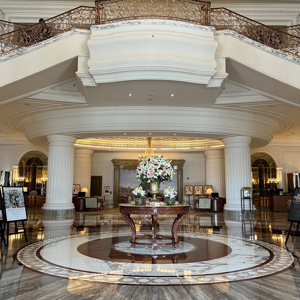 Das Foto wurde bei Habtoor Palace Dubai, LXR Hotels &amp; Resorts von Feras am 9/10/2023 aufgenommen