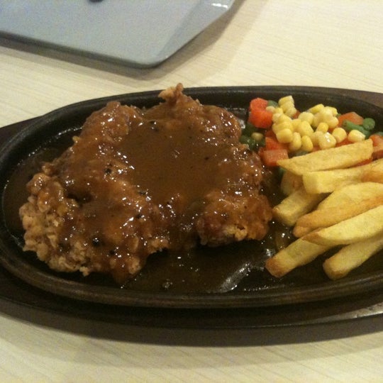 кав 18. кав 18. кав 18. полки для бара. барная стойка в баре с полками.