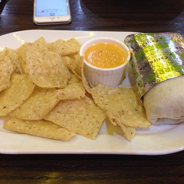 รูปภาพถ่ายที่ California Tortilla โดย Adek O. เมื่อ 7/25/2015