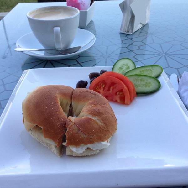 12/13/2014 tarihinde Adek O.ziyaretçi tarafından Bread and Bagels'de çekilen fotoğraf