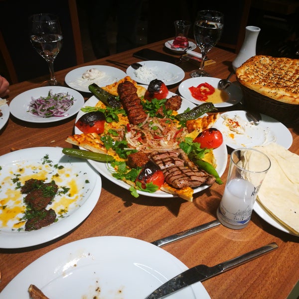 Снимок сделан в Çakıl Restaurant - Ataşehir пользователем Osman Seferoğlu S. 2/27/2018