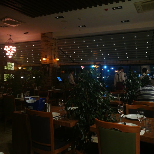 Das Foto wurde bei Çakıl Restaurant - Ataşehir von Osman Seferoğlu S. am 2/27/2018 aufgenommen