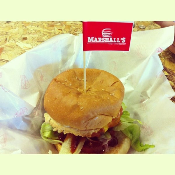 4/9/2013에 Syms O.님이 Marshall&#39;s Burger에서 찍은 사진