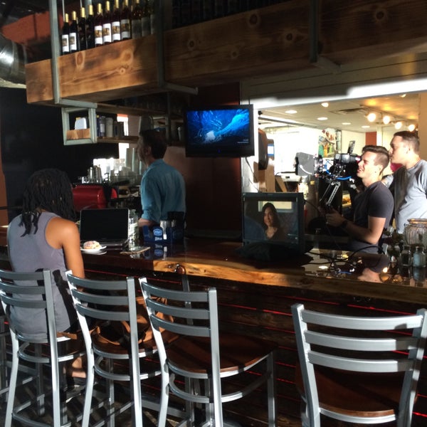 9/30/2015 tarihinde Meg D.ziyaretçi tarafından Slake Cafe &amp; Bar'de çekilen fotoğraf