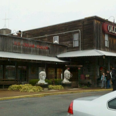 รูปภาพถ่ายที่ Brooks Shaw&#39;s Old Country Store &amp; Restaurant โดย Craig F. เมื่อ 12/15/2012