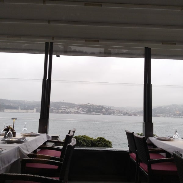 Foto diambil di Mavi Balık Restaurant oleh PRENSES pada 3/1/2023