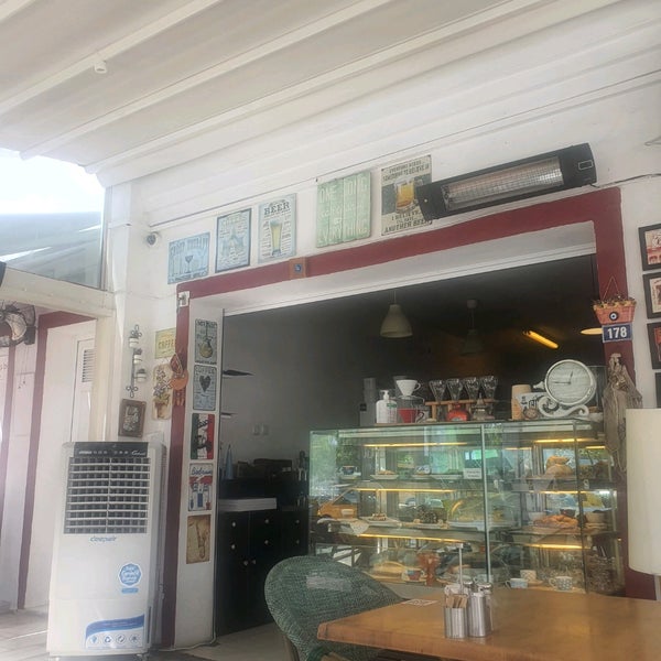 Foto diambil di Cafe Cafen - Cafe &amp; Bistro oleh PRENSES pada 6/2/2022