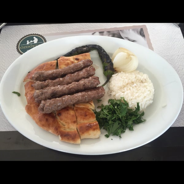 Foto scattata a Özdoyum Restaurant da Serap T. il 7/6/2016