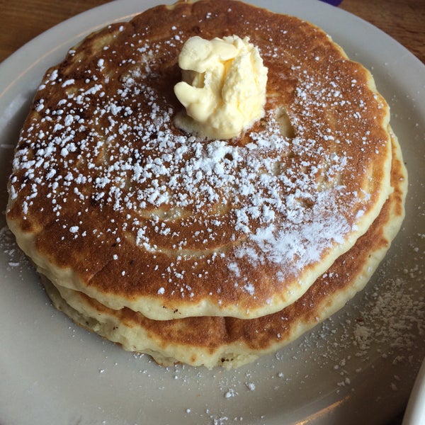 รูปภาพถ่ายที่ Hotcakes Emporium Pancake House &amp; Restaurant โดย Steve S. เมื่อ 9/27/2015
