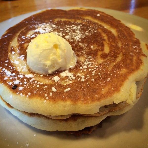 รูปภาพถ่ายที่ Hotcakes Emporium Pancake House &amp; Restaurant โดย Steve S. เมื่อ 8/24/2014