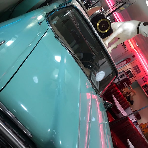 Photo taken at Lori&#39;s Diner by Andrew C. on 11/23/2018