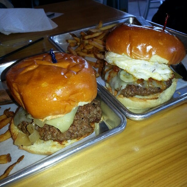 รูปภาพถ่ายที่ Shady&#39;s Burgers &amp; Brewhaha โดย Lisa P. เมื่อ 4/11/2013