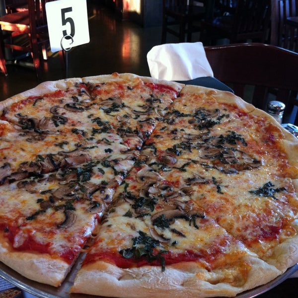 Foto scattata a Lorenzo&#39;s Pizza da Lauren K. il 4/7/2013